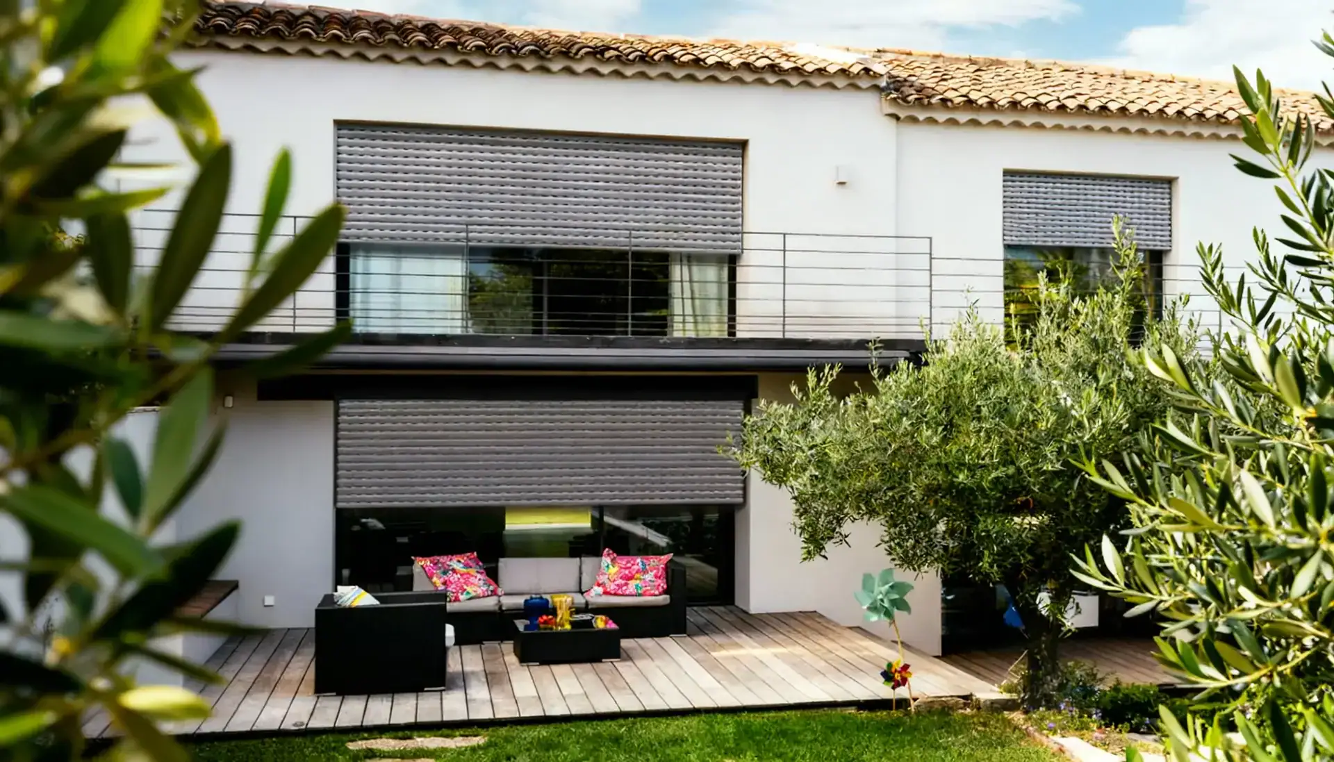 Erleuchtetes Zuhause bei Dämmerung – Anwesenheitssimulation mit Somfy TaHoma Switch